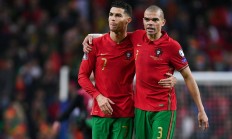 爱游戏亚洲官网-尤文图斯惨遭淘汰，C罗离欧洲之巅再遥遥无期