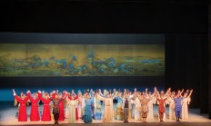 爱游戏网站入口-观众乐此不疲，赛场上演精彩大戏