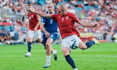 爱游戏中国官网-国际足球赛事中精彩纷呈，吸引球迷目光的简单介绍