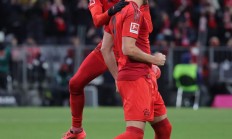 爱游戏官方-拜仁慕尼黑中场策应队友破门，德甲冠军卫冕在望的简单介绍