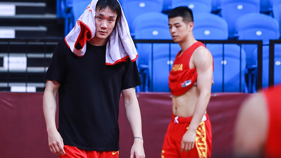 关于上海队在全国篮球锦标赛中打出团战，被誉为球迷泪目的信息