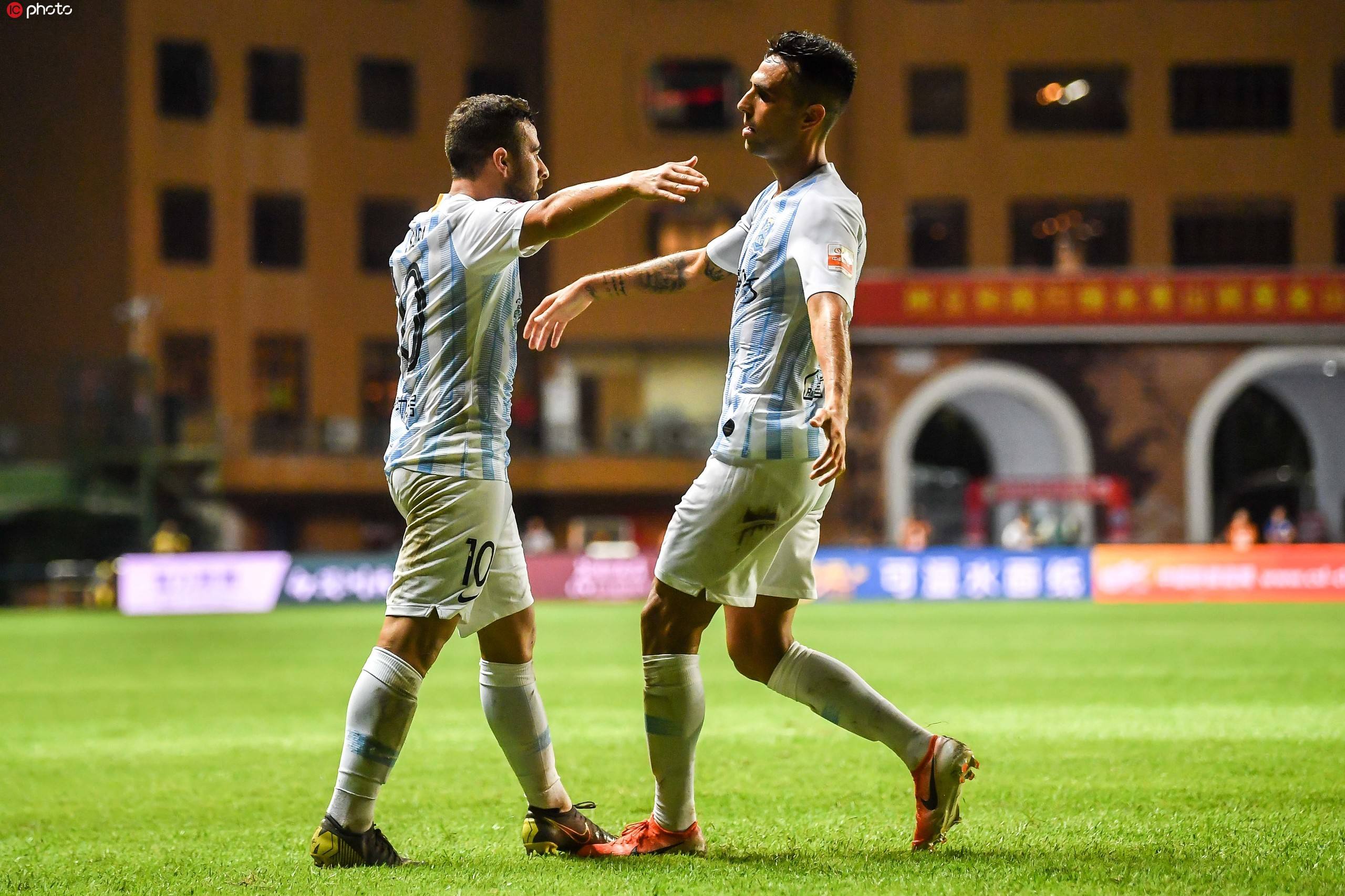 包含天河大战：恒大主场力克富力，实力浑厚的词条