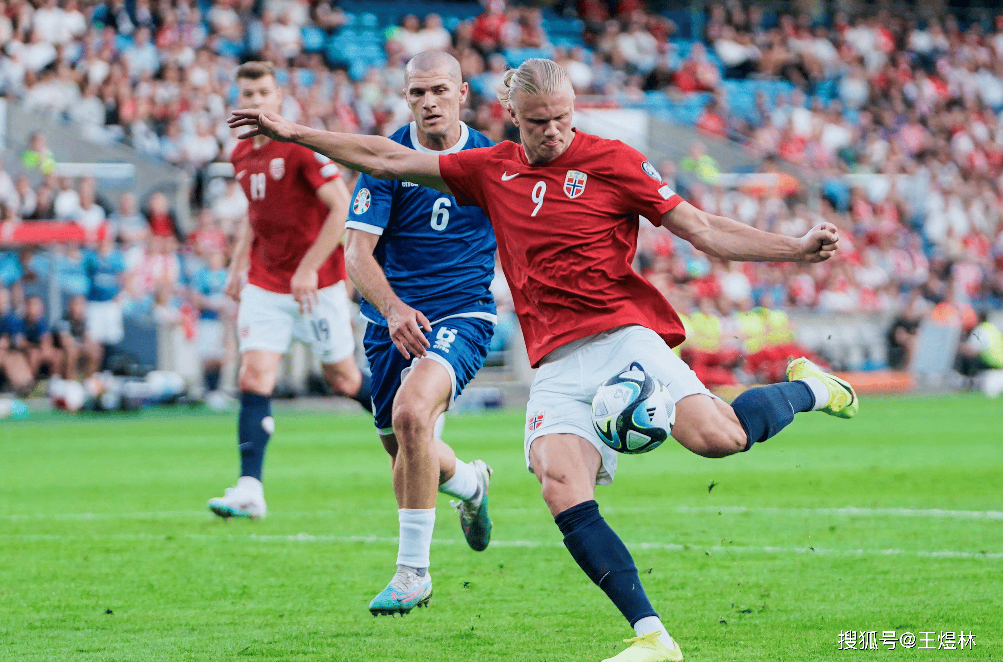 国际足球赛事中精彩纷呈，吸引球迷目光的简单介绍