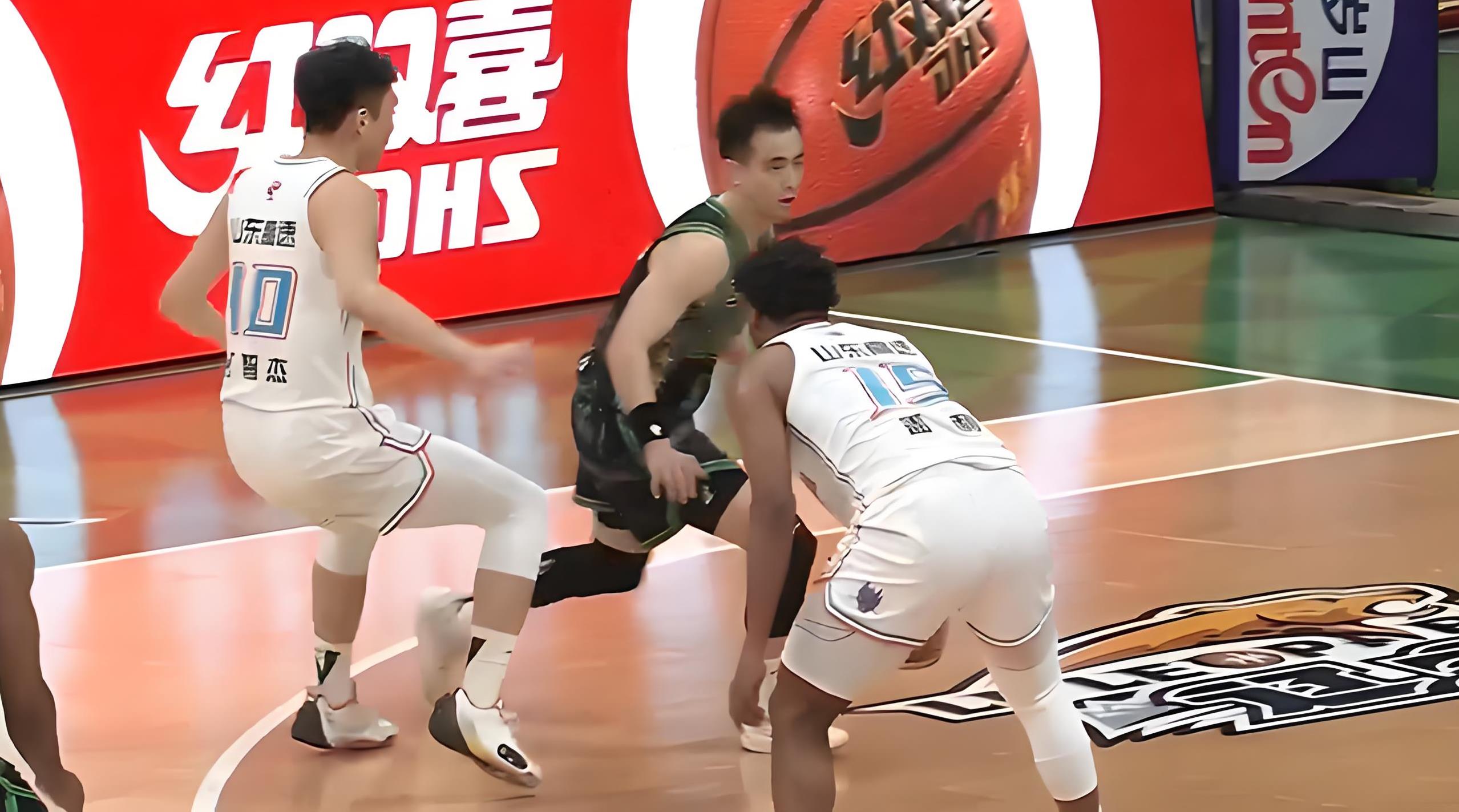 山东男篮战胜辽宁队接连取得胜利