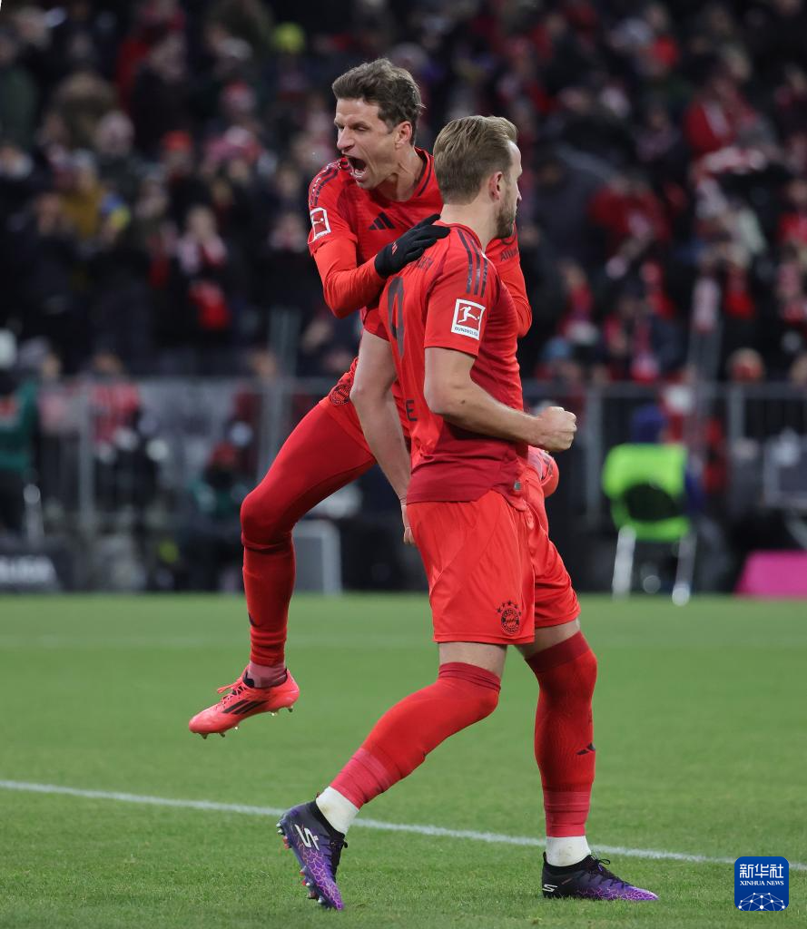 拜仁慕尼黑中场策应队友破门，德甲冠军卫冕在望的简单介绍