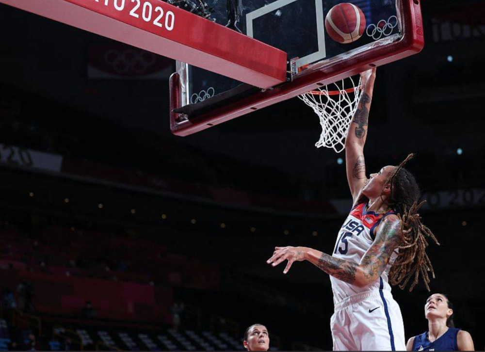 包含塞尔维亚豪取三分，锁定晋级资格的词条