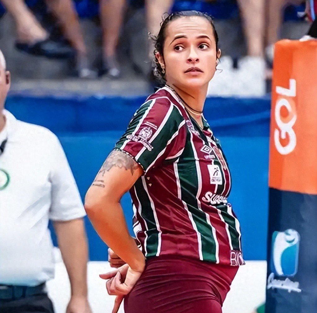 关于荷兰女足以比险胜巴西，晋级八强的信息