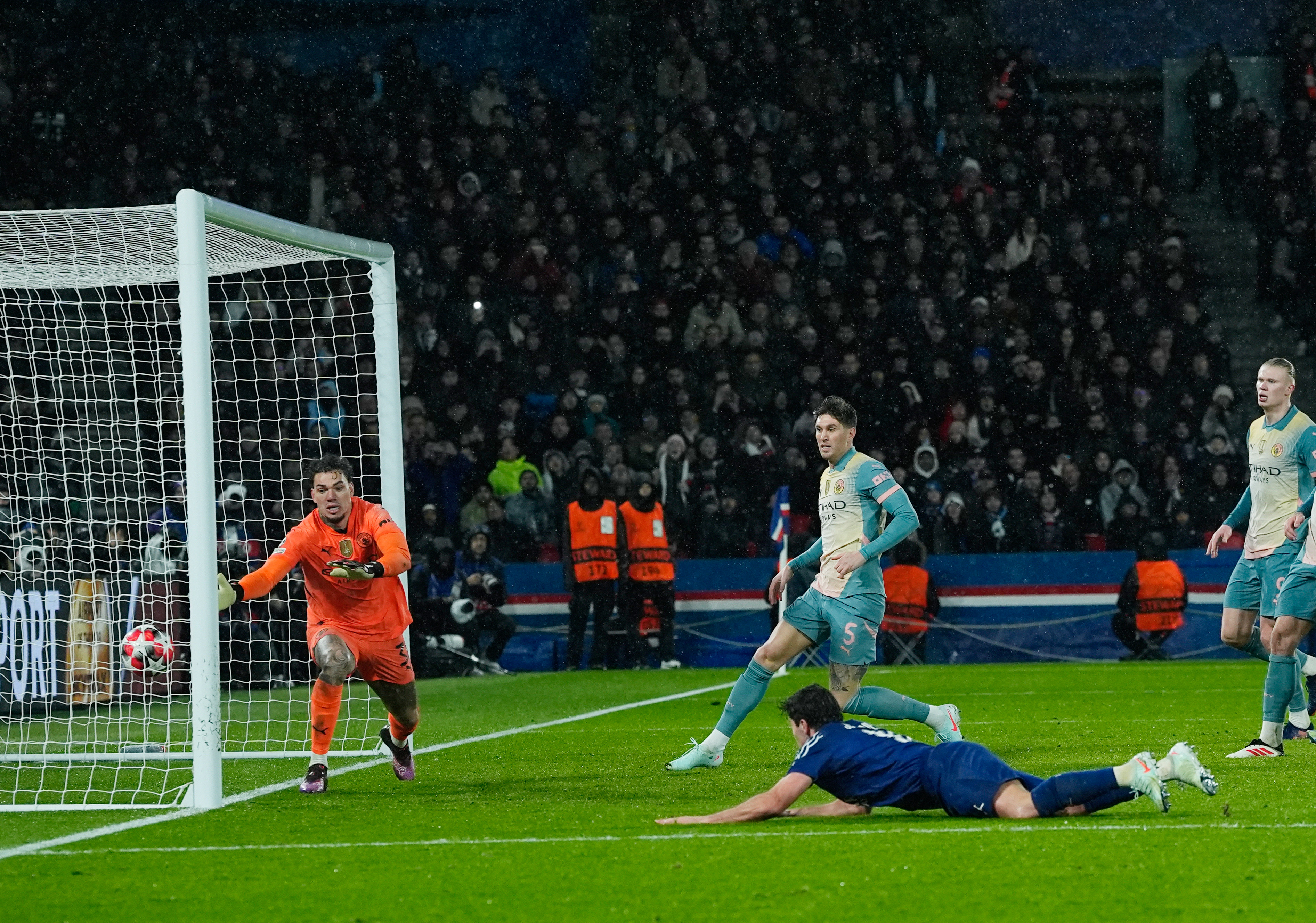 欧冠激战正酣，球员拼尽全力角逐胜利的简单介绍