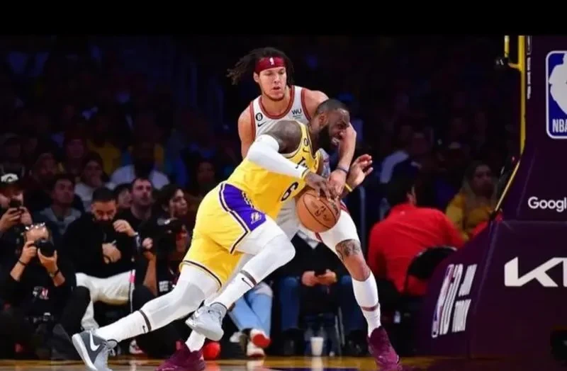 勇士主场力克湖人，客场遭遇两连败