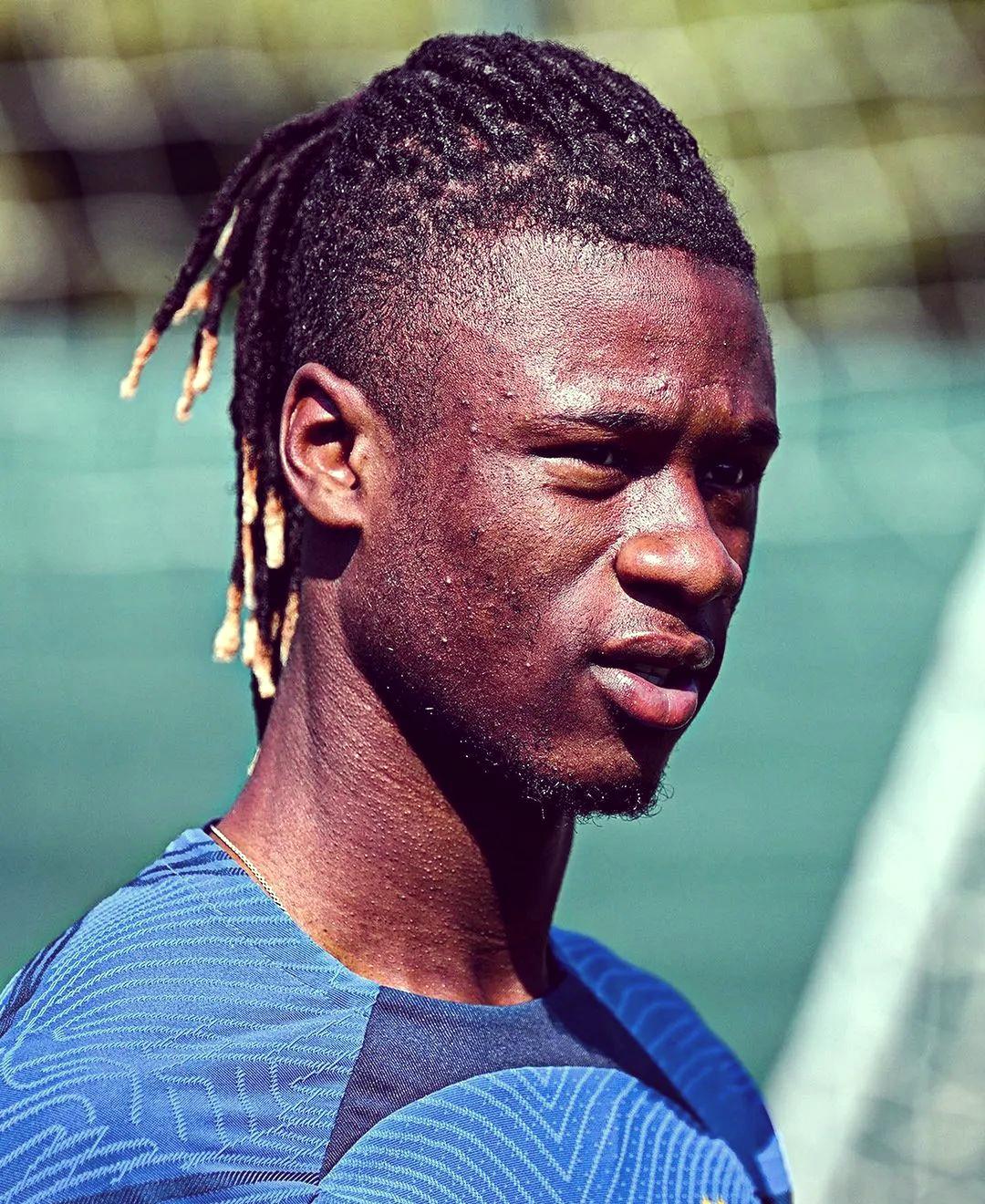 球员表现抢眼,场上对决精彩纷呈观赏性十足的简单介绍 球员表现抢眼,场上对决精彩纷呈观赏性十足的简单介绍